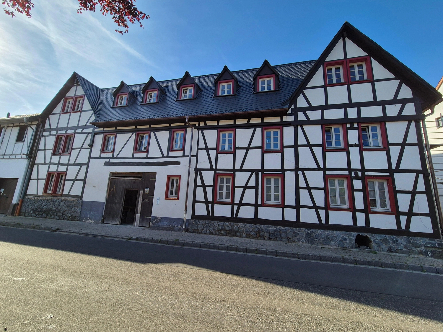 Stichnote - Sanierung der Dachfenster, Dämmung, Brandschutz und Trockenbauwände - Gebäude